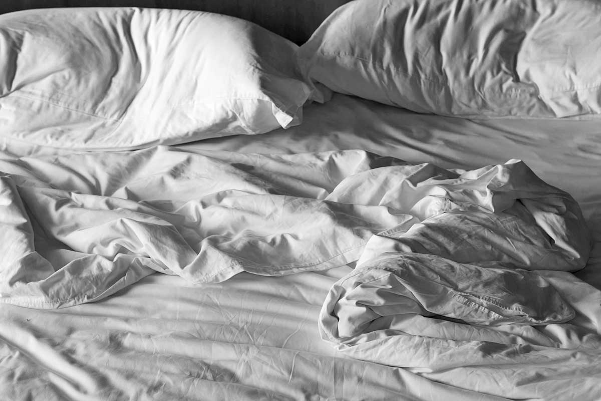 Подаренная секс машина пригодилась для домашней мастурбации в постели