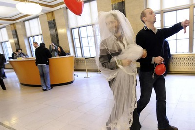 US marriage bureaus rebuff same-sex couples